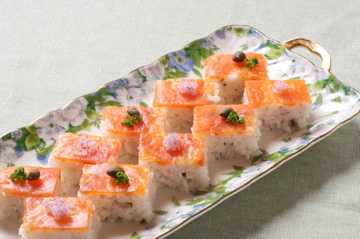スモークサーモンの洋風押し寿司の画像