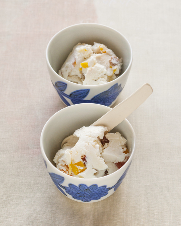 ヨーグルトとドライフルーツのアイスクリームの画像