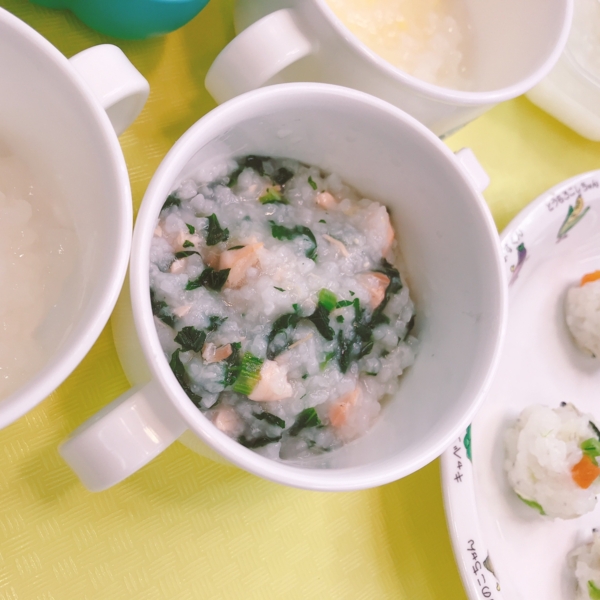 動画付　離乳食【後期】「小松菜と鮭のおかゆ」の画像